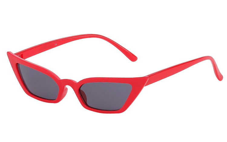 Cateye / katteøje solbrille i spidst og kantet design. Stellet er blank rød med mørke linser.  | search