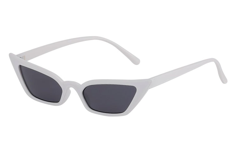 Hvid cateye / katteøje solbrille i spidst og kantet design med mørke glas. | cat_eye_solbriller