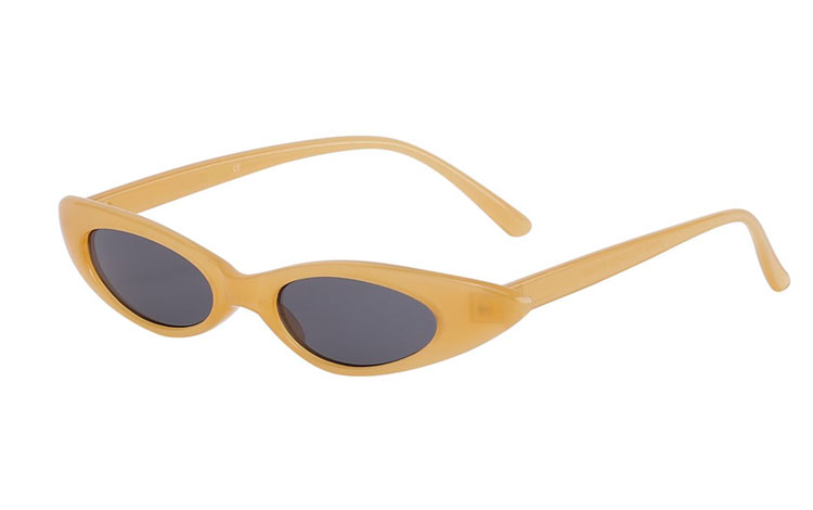 Cateye / katteøje solbrille med attitude i smalt design. Sommerens hotteste mode, som ses på næsten alle catwalks ved de største modehuse | billige-solbrille-nyheder