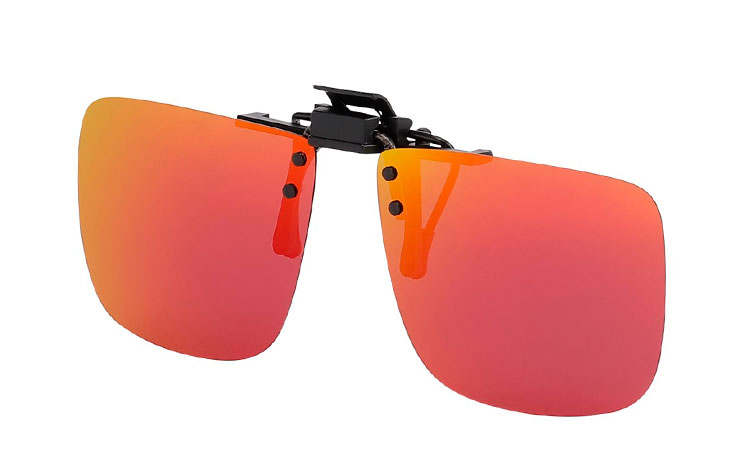 Firkantet clip-on solbriller med runde hjørner med polaroid glas i rødelige multiglas. Clip-on solbrillerne kan du sætte oven på dine almindelige briller | clip-on-solbriller