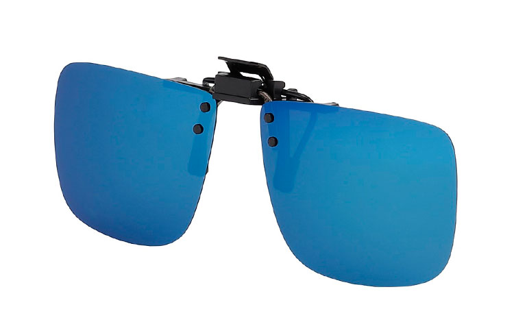 Firkantet clip-on solbriller med runde hjørner med polaroid glas i blåmultiglas. Clip-on solbrillerne kan du sætte oven på dine almindelige briller | billige-solbrille-nyheder