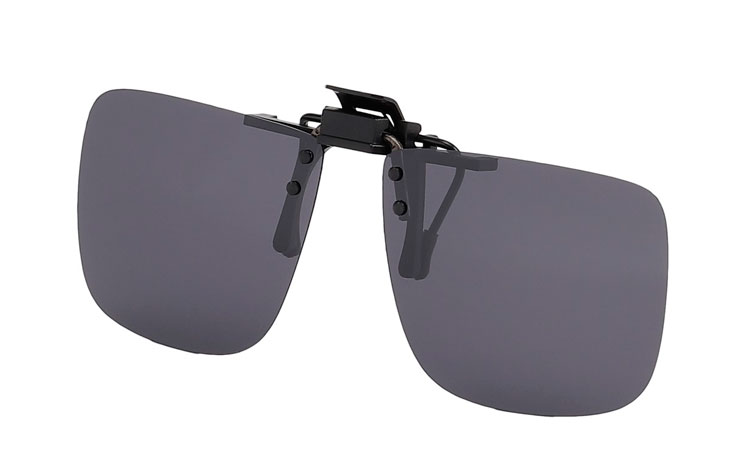 Firkantet clip-on solbriller med runde hjørner med mørkt polaroid glas. Clip-on solbrillerne kan du sætte oven på dine almindelige briller | 