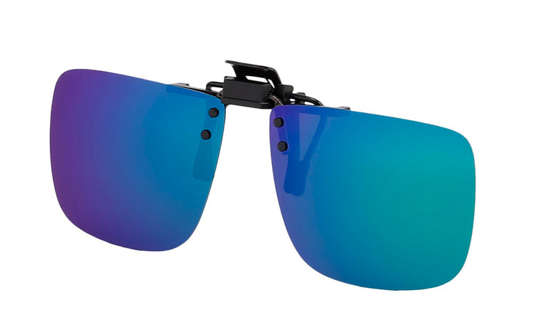 Firkantet clip-on solbriller med runde hjørner med polaroid glas i blå-grønne multiglas. Clip-on solbrillerne kan du sætte oven på dine almindelige briller. | billige-solbrille-nyheder