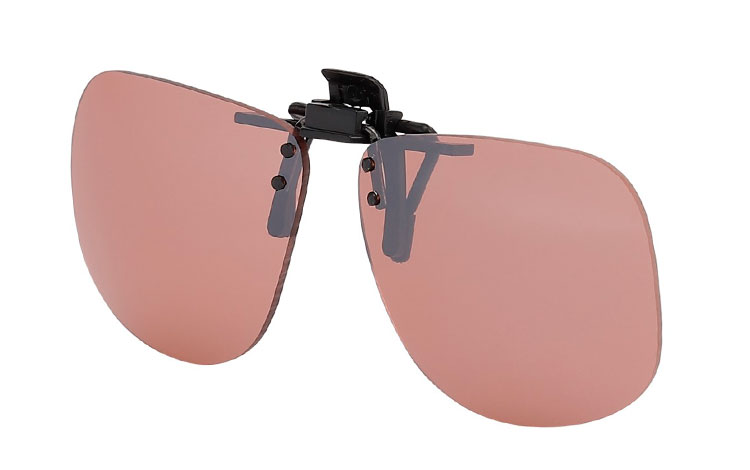 Stor firkantet clip-on solbriller med runde hjørner med lysbrune glas, en god clip-on til aften kørsel. Clip-on solbrillerne kan du sætte oven på dine almindelige briller | clip-on-solbriller