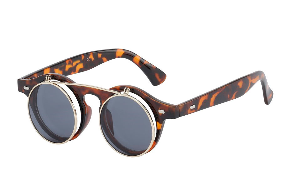 Fræk hipster flip up solbrille i massivt rødbrunt skildpaddefarvet stel. Modebrille og solbrille i én.  | festival-solbriller-2
