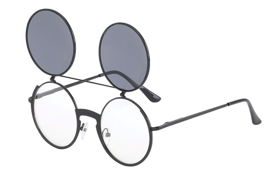 Brille i sort metal stel med flip-up solbrille. Stellet er i tyk god kvalitet med bred næseryg. Solbrillen er med mørke linser | runde_solbriller-2