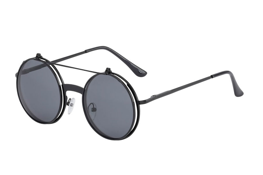 Brille i sort metal stel med flip-up solbrille. Stellet er i tyk god kvalitet med bred næseryg. Solbrillen er med mørke linser | solbriller_maend