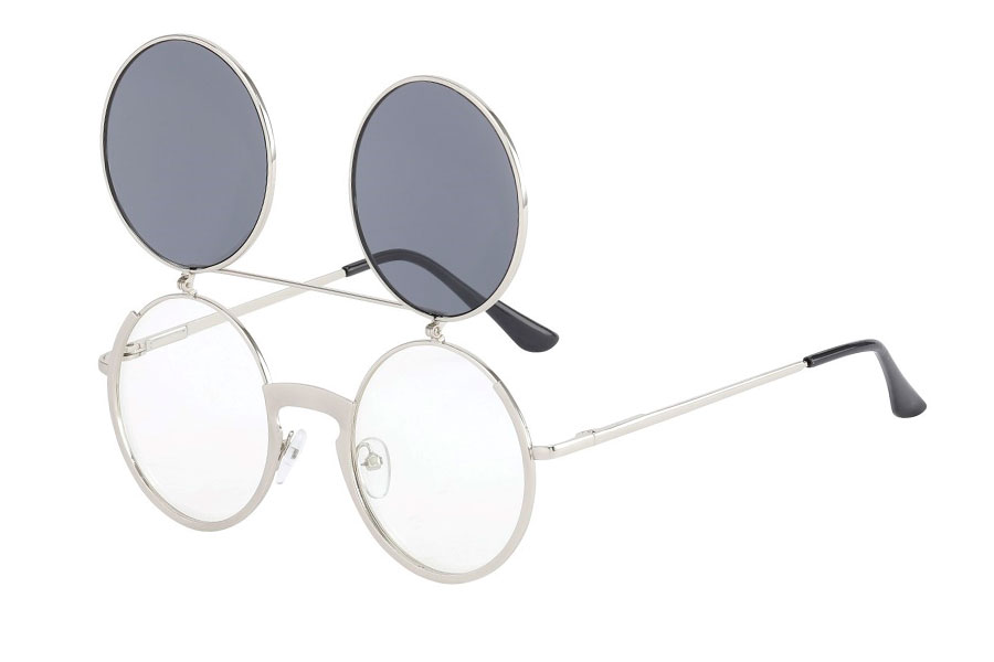 Brille i Sølvfarvet metal stel med flip-up solbrille.  Stellet er i tyk god kvalitet med bred næseryg. Solbrillen er med mørke grå-sorte linser.  | oversize_store_solbriller-2