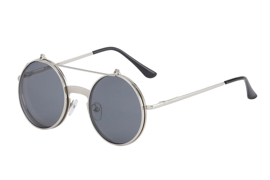 Brille i Sølvfarvet metal stel med flip-up solbrille.  Stellet er i tyk god kvalitet med bred næseryg. Solbrillen er med mørke grå-sorte linser.  | search