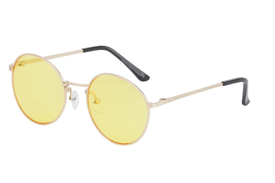 Moderigtig solbrille i mat guldfavet stel med gule linser. Stellet er den moderigtige runde form som har en lille snert af dråbeform i sig. | solbriller-farvet-glas