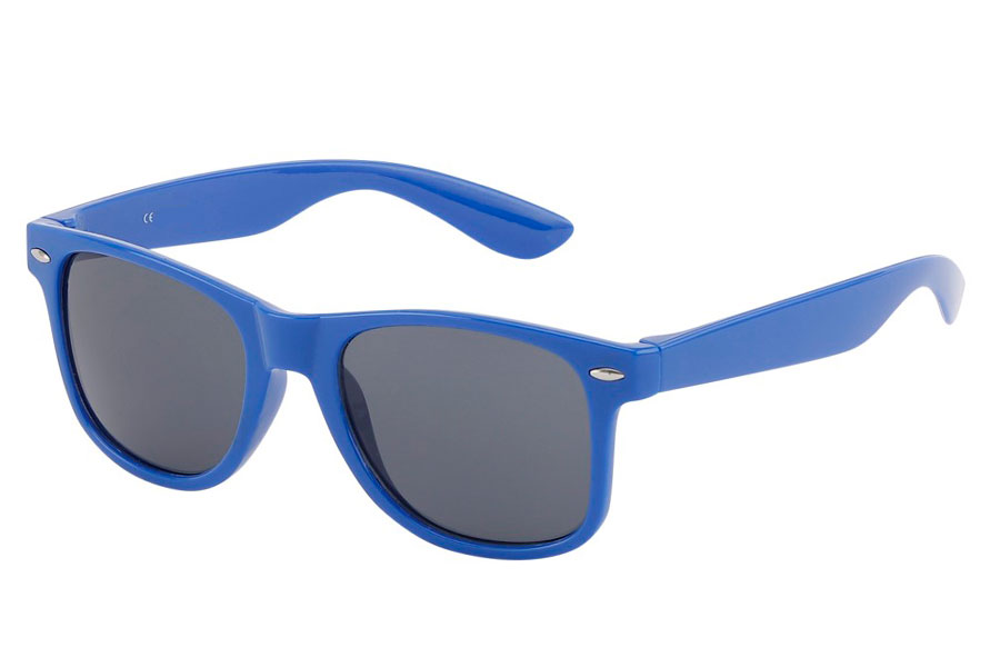 Blå solbrille i enkelt moderigtigt wayfarer design. | solbriller_maend