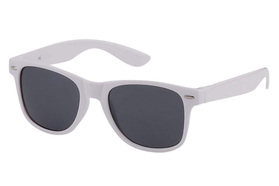 Hvid wayfarer solbrille i klassisk design med mørke solbrilleglas. UV400 beskyttelse. | search