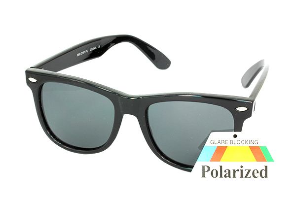 Polaroid solbriller i det klassiske wayfarer design. Sort stel. | solbriller_med_moerkt_glas