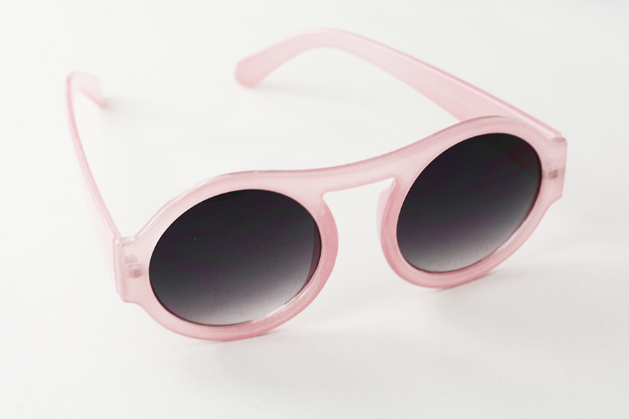 Stor rund solbrille i lyserød halvgennemsigtig design | search