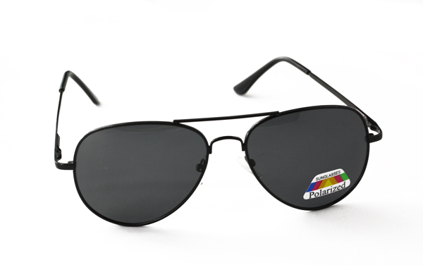 Polaroid pilot / aviator solbrille i klassisk sort design.   | polaroid_solbriller