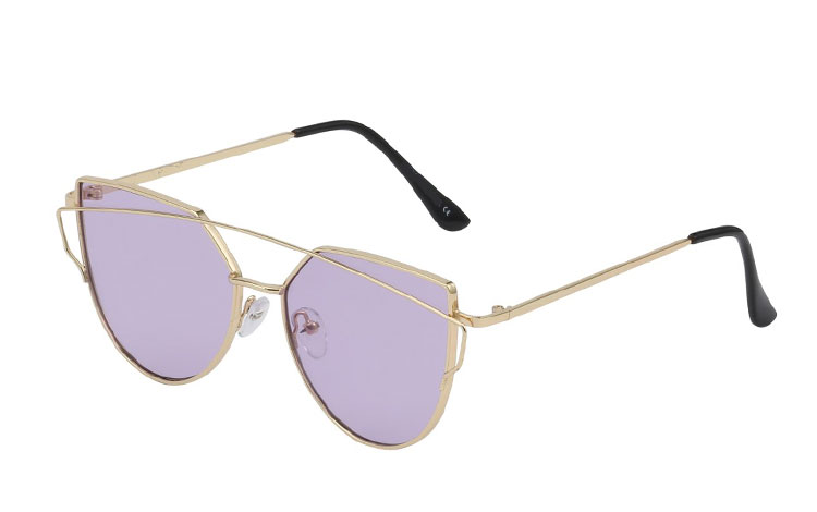 Fræk guldsolbrille i cateye look med lyslilla linser. Virkelig flot design med smukke stel detaljer. | billige-solbrille-nyheder
