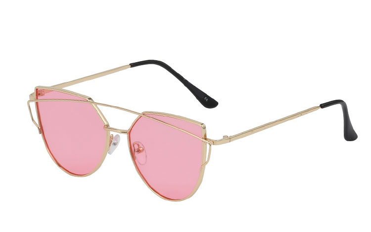Fræk guldsolbrille i cateye look med lyserøde linser. Virkelig flot design med smukke stel detaljer. | festival-solbriller