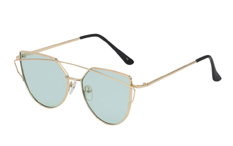 Fræk guldsolbrille i cateye look med lysegrønne linser. Virkelig flot design med smukke stel detaljer.  | solbriller_kvinder
