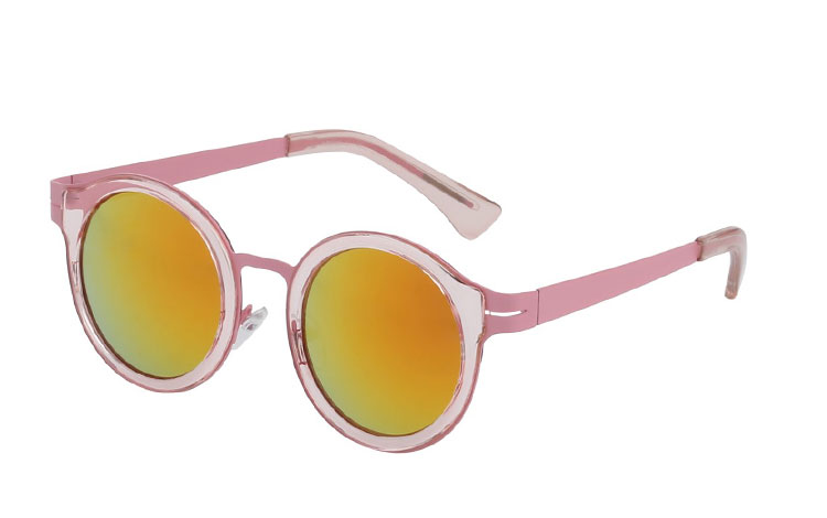 Flot pastelfarvet solbrille i lyserød. Solbrillen har et spændende design med gennemsigtig plastik og lyserød metal. Moderigtig design og perfekt til sommeren og sommerens mange festivaller.  | solbriller_kvinder