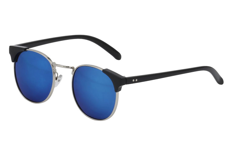 Clubmaster solbriller i sølv metal stel med sorte stænger. Glassene er blå spejlglas. Lækker og enkelt design i god kvalitet.  | solbriller_maend