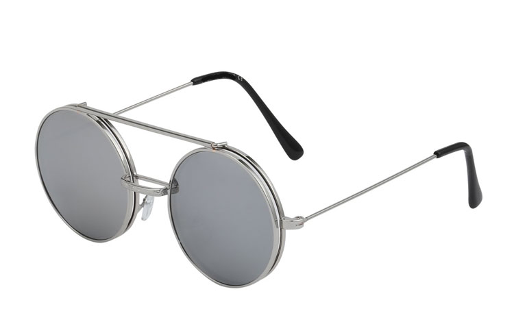 Sølvfarvet rund metal brille med klart glas uden styrke med flip up solbrille i sølvfarvet spejlglas.  | flip-up-solbriller