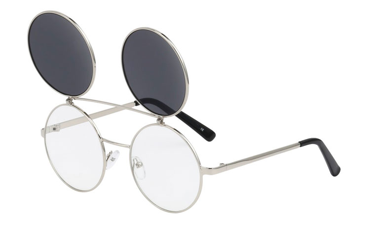 Stor rund brille i sølvfarvet stel med klart glas uden styrke med flip up solbrille med grå-sorte glas. | oversize_store_solbriller-2