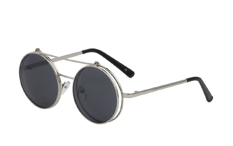 Stor rund brille i sølvfarvet stel med klart glas uden styrke med flip up solbrille med grå-sorte glas. | billige-solbrille-nyheder