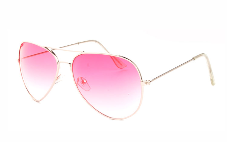Sølvfarvet aviator solbrille med lyserøde glas. Den lyserøde farve på glasset bliver svagere i farven oppe fra og ned | 