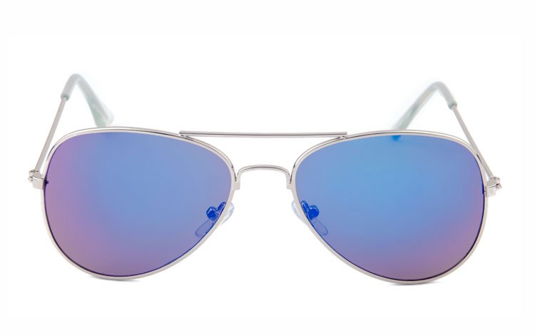 BØRNE aviator solbrille i sølvfarvet metalstel med multifarvet spejlglas i blå-grønne nuancer. | -2