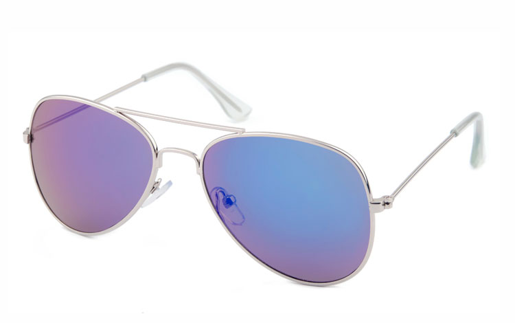 BØRNE aviator solbrille i sølvfarvet metalstel med multifarvet spejlglas i blå-grønne nuancer. | billige-solbrille-nyheder