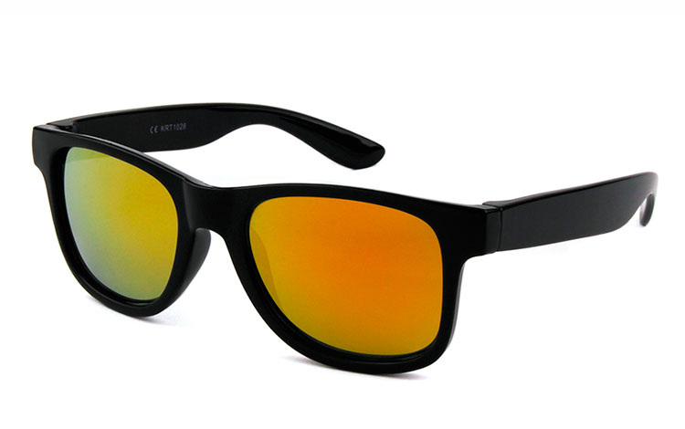 Wayfarer solbrille til BØRN. Enkelt sort design med multifarvet spejlglas i rød-orange nuancer. UV400 beskyttelse.  | 