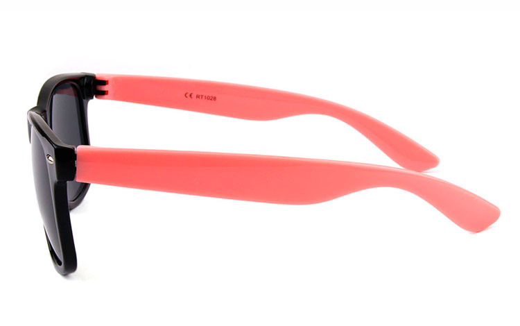 Sort wayfarer solbrille med lyserøde stænger | wayfarer_solbriller-3