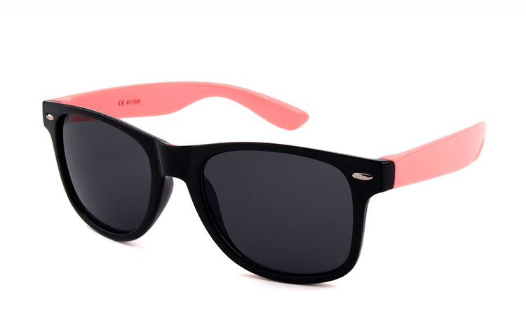 Sort wayfarer solbrille med lyserøde stænger | search