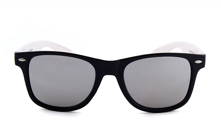Sort wayfarer solbrille med sølvfarvet spejlglas og hvide stænger | billige-solbrille-nyheder-2
