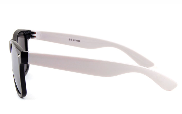 Sort wayfarer solbrille med sølvfarvet spejlglas og hvide stænger | wayfarer_solbriller-3