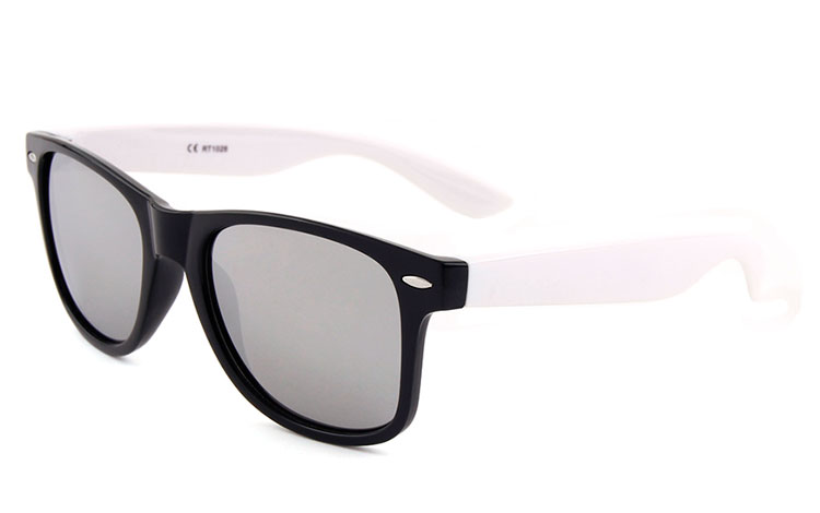 Sort wayfarer solbrille med sølvfarvet spejlglas og hvide stænger | billige-solbrille-nyheder