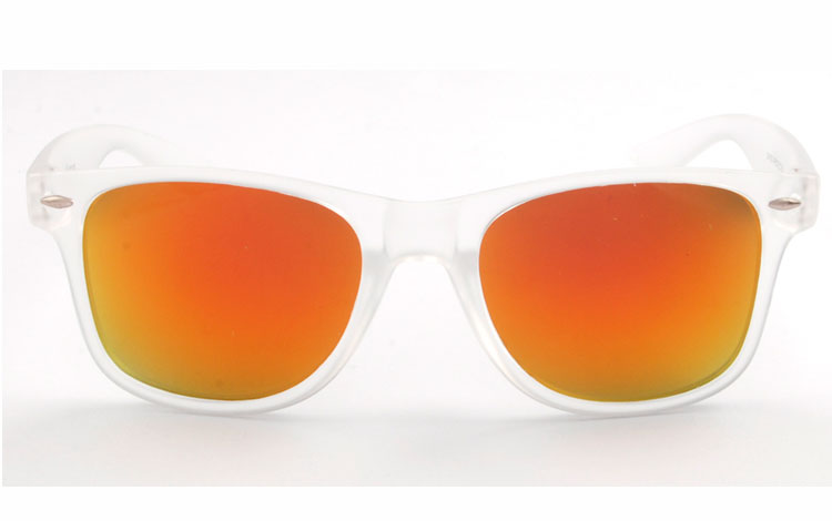 Wayfarer solbrille i mat halvgennemsigtig stel med multifarvet spejlglas i orange-røde nunacer | wayfarer_solbriller-2