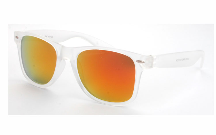 Wayfarer solbrille i mat halvgennemsigtig stel med multifarvet spejlglas i orange-røde nunacer | solbriller_maend