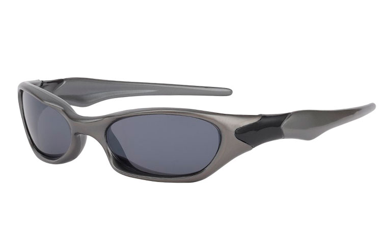 Sportbrille i mørkegråt design med sort detalje. UV400 beskyttelse. | sport_solbriller_sportssolbriller