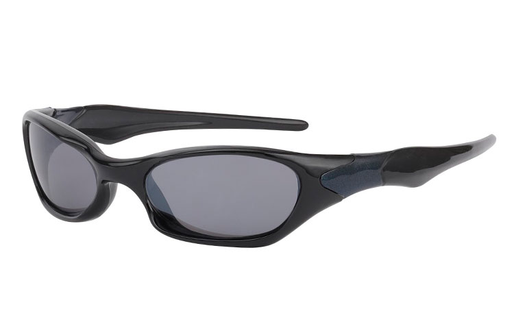 Sportbrille i sort design med mørkeblå detalje. UV400 beskyttelse. | sport_solbriller_sportssolbriller