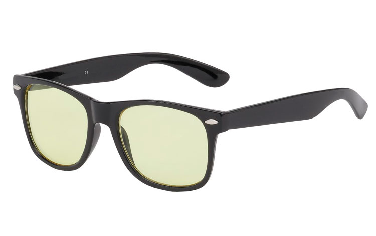 Sort wayfarer solbrille med LYSEGULE GLAS. Så når du ser igennem solbrillen vil du se gult. | search