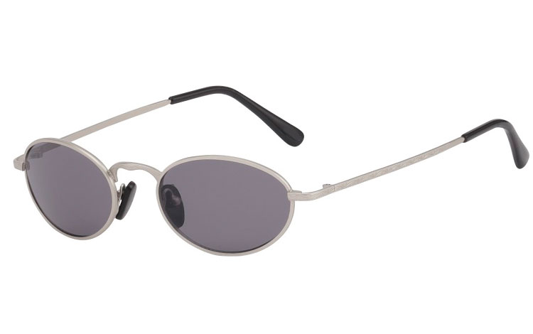 Oval metal solbrille i mat sølvfarvet stel. Denne solbrille ligner den flotte rayban oval solbrille. UV400 Beskyttelse | billige-solbrille-nyheder