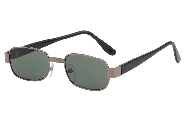 Firkantet solbrille i "mørksølv" / Gun metal stel med sorte stænger og grønlige linser. | billige-solbrille-nyheder