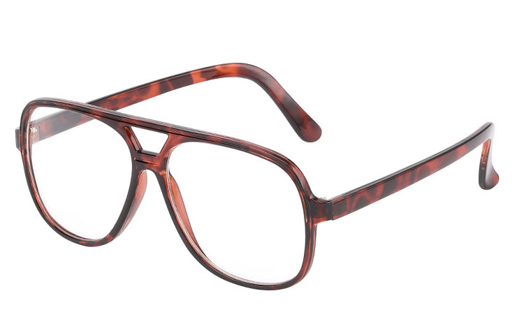 Rødbrun brille i kraftigt stel. Brillen er med gennemsigtige glas uden styrke | 