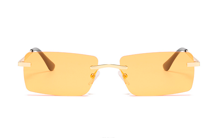  De fine lette glas, uden ramme, er kun båret af den kantede guldhægte / stang i hver side og matchende næseryg | solbriller-farvet-glas-2