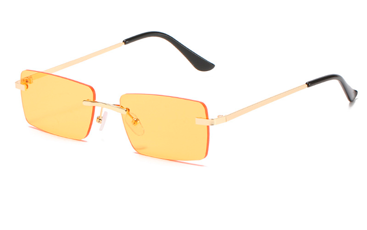  De fine lette glas, uden ramme, er kun båret af den kantede guldhægte / stang i hver side og matchende næseryg | solbriller-farvet-glas