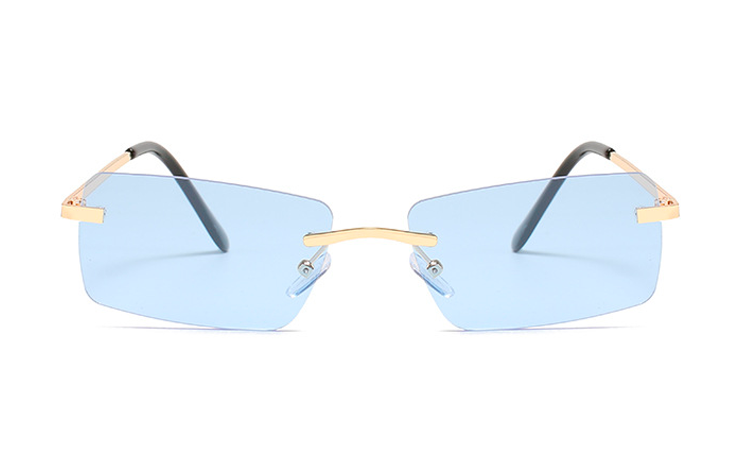  Solbrillen er en unisex solbrille og kan bæres af alle der har lyst til at matche sommeren solbrillemode. De fine lette glas, uden ramme, er kun båret af den kantede guldhægte / stang i hver side og matchende næseryg | firkantet-solbriller-2
