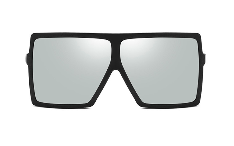  Denne solbrille er unisex i sit store rå look, men bæres nok mest af den stilsikre og modebevidste kvinde | firkantet-solbriller-2