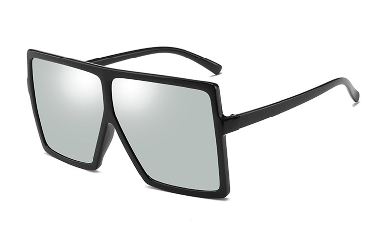 Denne solbrille er unisex i sit store rå look, men bæres nok mest af den stilsikre og modebevidste kvinde | firkantet-solbriller