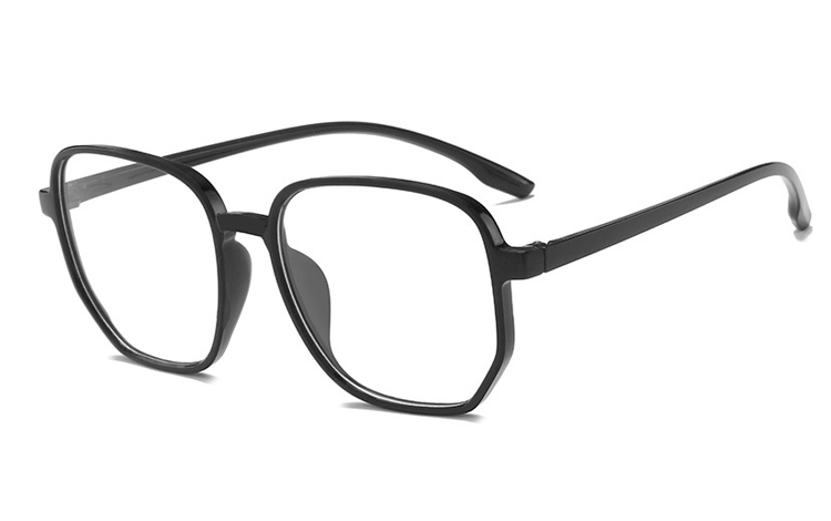  Brillens stel er blank sort og har klart glas uden styrke. Brillens design er rundt og firkantet på en gang med et kantet look | klar_glas_briller